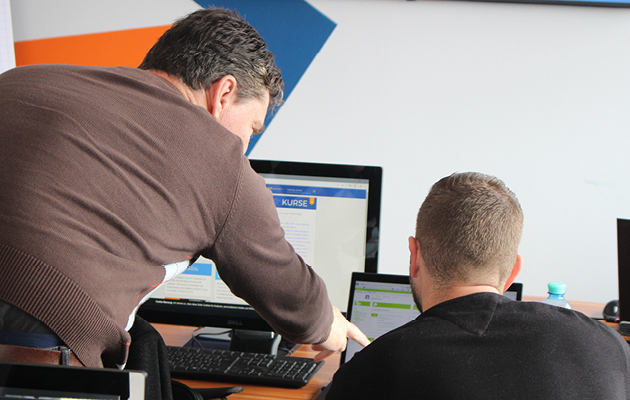 Server IT-Trainer unterstützt Teilnehmer am Arbeitsplatz